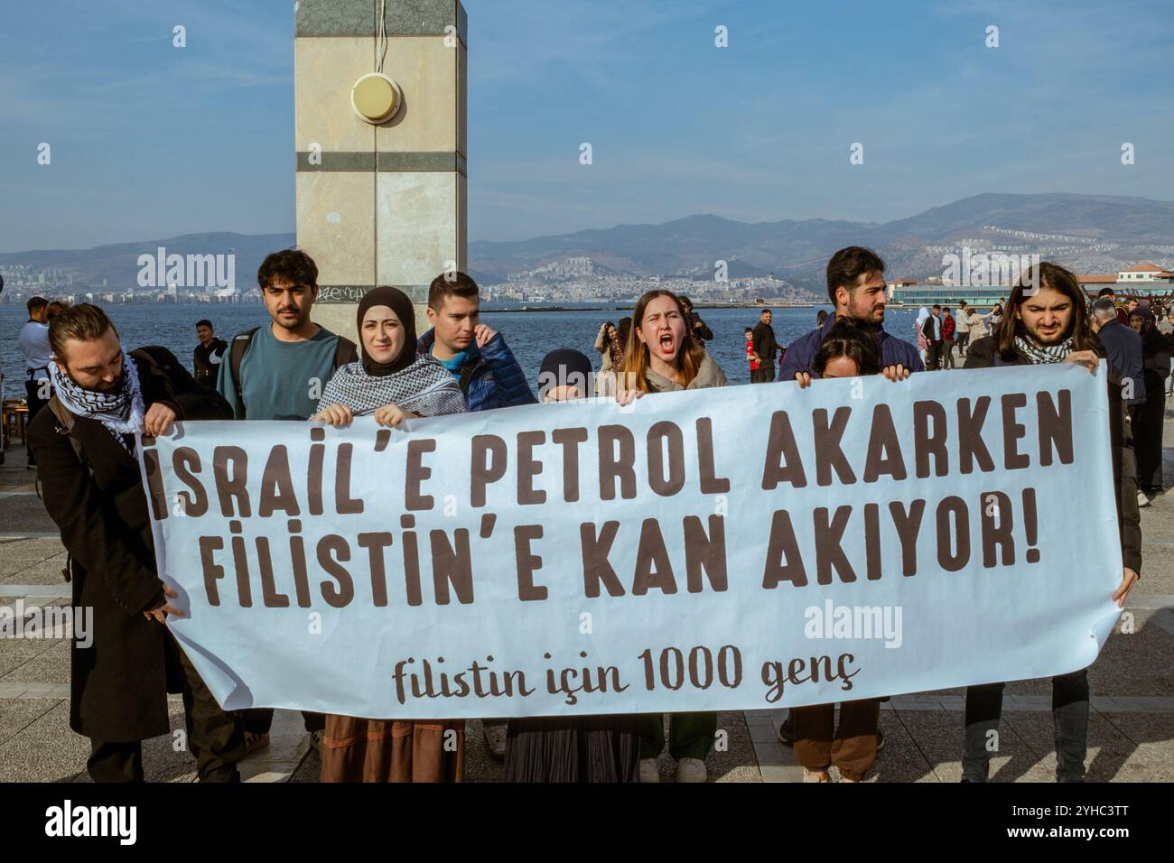 I manifestanti pro-palestinesi tengono uno striscione che dice: "Mentre il petrolio scorre verso Israele, il sangue palestinese scorre verso la Palestina!” durante il rally. Un gruppo chiamato mille giovani per la Palestina ha organizzato una manifestazione contro Israele e il genocidio a Smirne, in Turchia. I giovani pro-palestinesi che chiedevano alla Turchia di interrompere il commercio e di tagliare i legami con la SOCAR, la compagnia petrolifera ufficiale dell'Azerbaigian, sono stati impediti dalla polizia prima della manifestazione. I giovani, che superarono la barriera della polizia e organizzarono una dichiarazione stampa, protestarono contro gli attacchi contro la Palestina, il Libano meridionale e Beirut e protestarono contro SOCAR, che prov Foto Stock