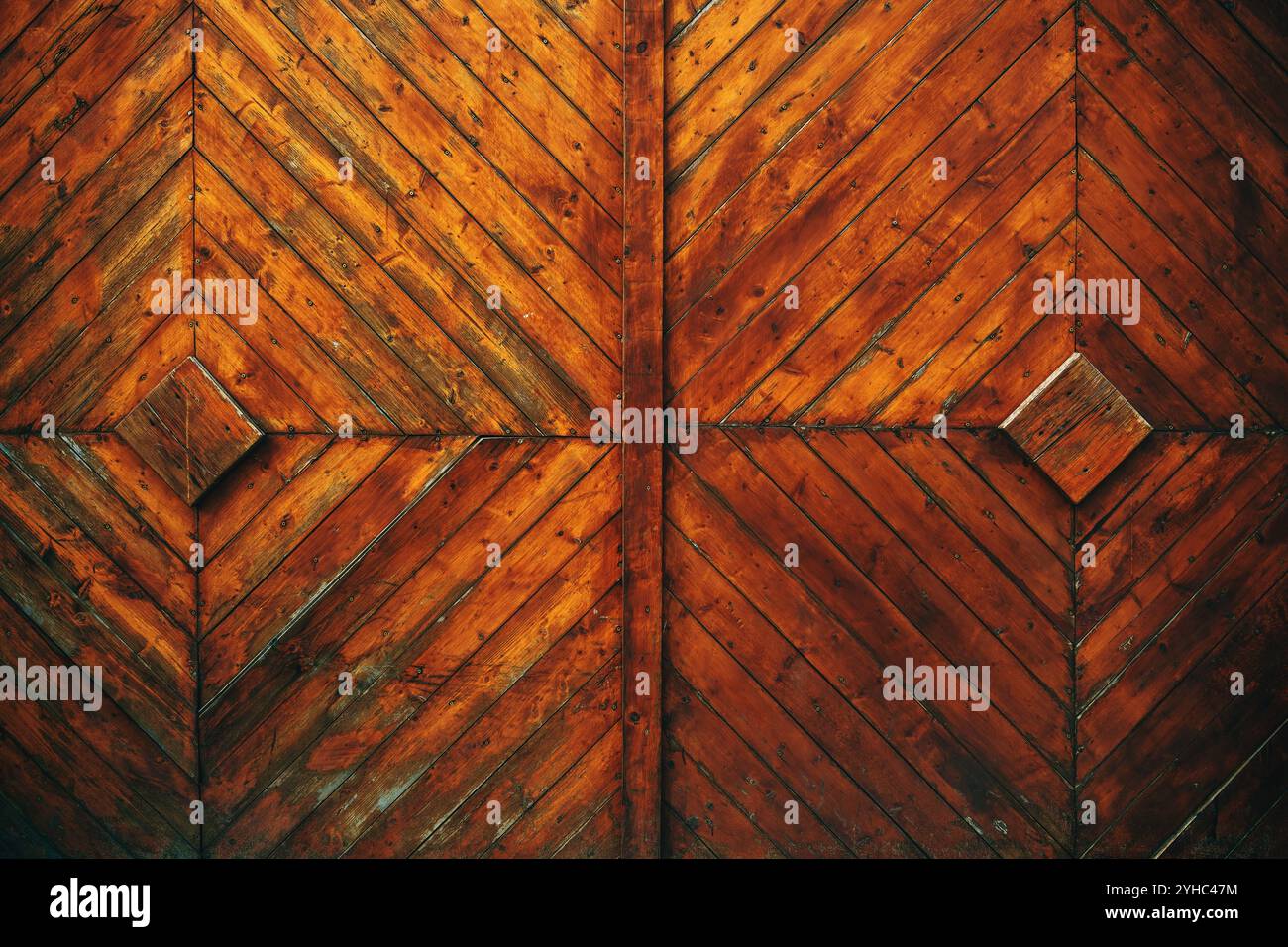 Dettaglio rustico del cancello in legno come sfondo, superficie intemprata dell'ingresso massiccio con motivo a rombo Foto Stock