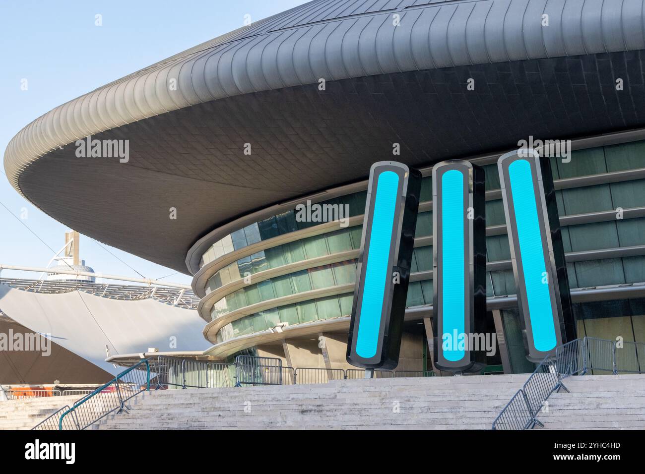 Architettura futuristica dell'arena altice, precedentemente nota come meo Arena, a lisbona, portogallo, con luci al neon blu Foto Stock