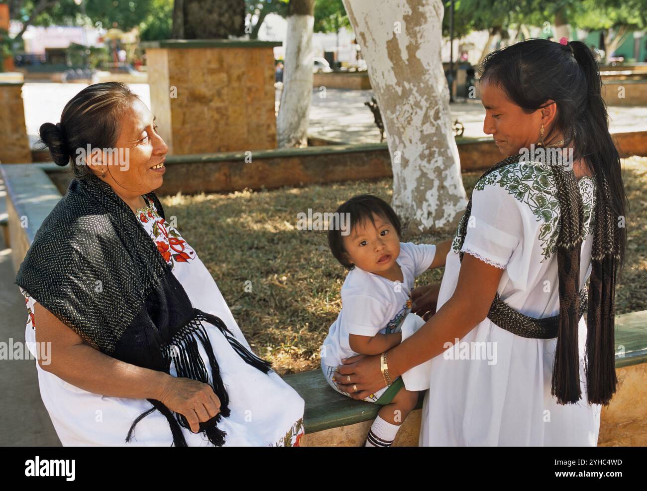 Donne Maya che indossano abiti huipil, bambini vicino al mercato di Oxkutzcab, Ruta de los Conventos, Yucatan, Messico Foto Stock