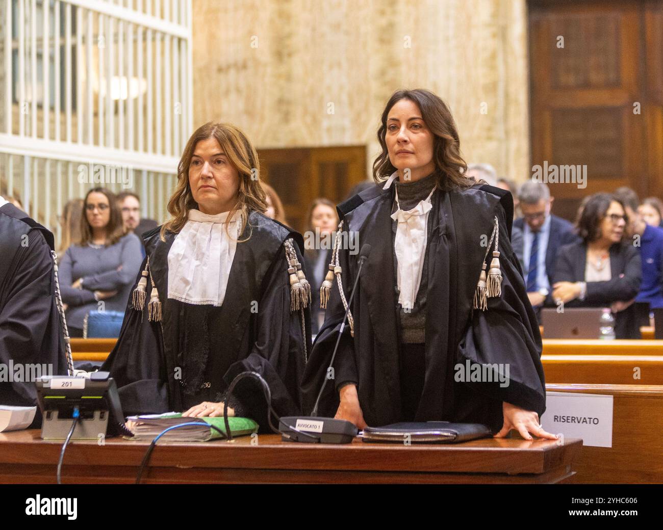 Milano, Italia. 11 novembre 2024. Samantha Barbaglia e Giulia Geradini all'Udienza del processo a Alessandro Impagnatiello per l'omicidio di Giulia Tramontano e il figlio - Milano, Italia - Luned&#xec;, 11 novembre 2024 (foto Stefano porta/LaPresse) audizione del processo di Alessandro Impagnatiello per l'omicidio di Giulia Tramontano e suo figlio - Milano, Italia - lunedì, 11 novembre 2024 (foto Stefano porta/LaPresse) Foto Stock