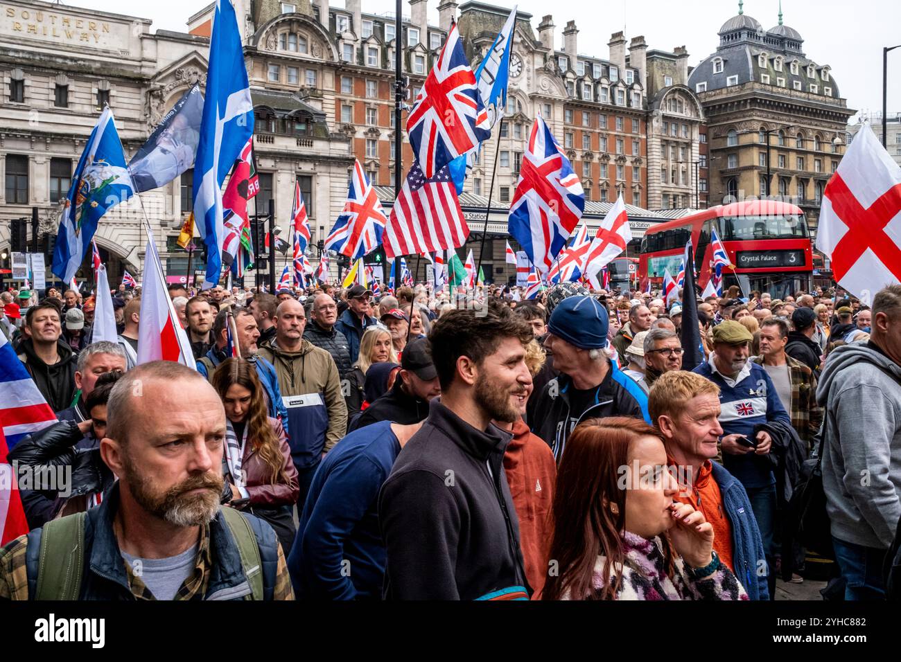 Migliaia di inglesi si riuniscono fuori dalla Victoria Station per partecipare A Un raduno "Unite the Kingdom" organizzato da Tommy Robinson, Londra, Regno Unito. Foto Stock