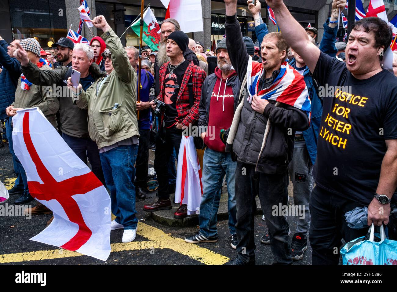 I britannici arrabbiati marciano attraverso il centro di Londra come parte di Un raduno "Unite the Kingdom" organizzato dall'attivista Tommy Robinson, Londra, Regno Unito. Foto Stock
