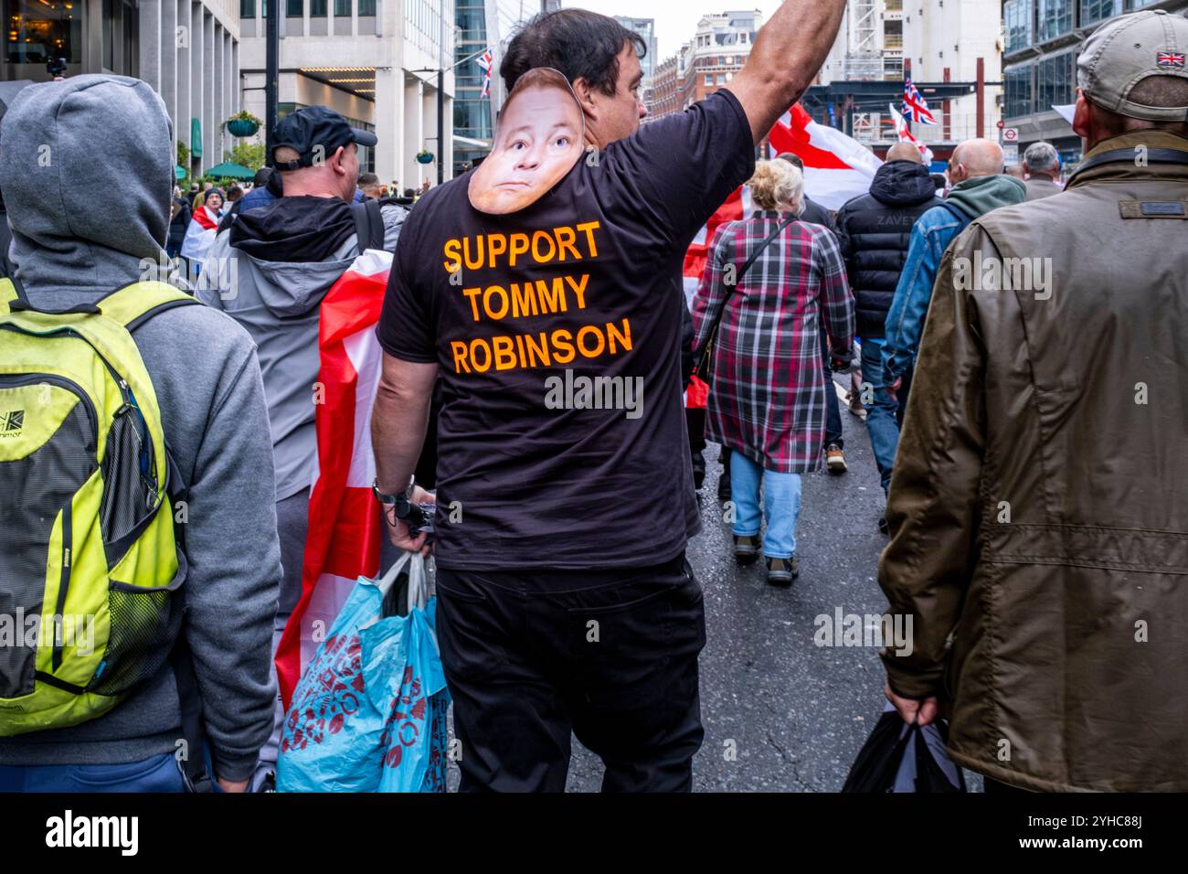 Un sostenitore di Tommy Robinson marcia lungo Victoria Street nel centro di Londra come parte di Un raduno "Unite the Kingdom", Londra, Regno Unito Foto Stock