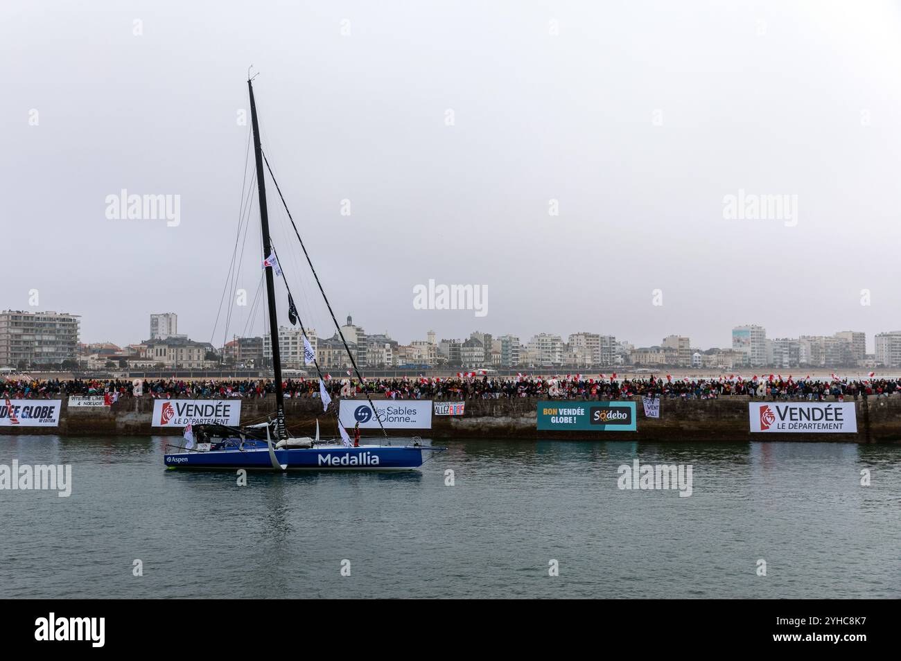 PIP Hare boat (Medallia) nel canale per l'inizio del Vendee Globe 2024 il 10 novembre 2024. A Les Sables d'Olonne, Francia. Foto Stock