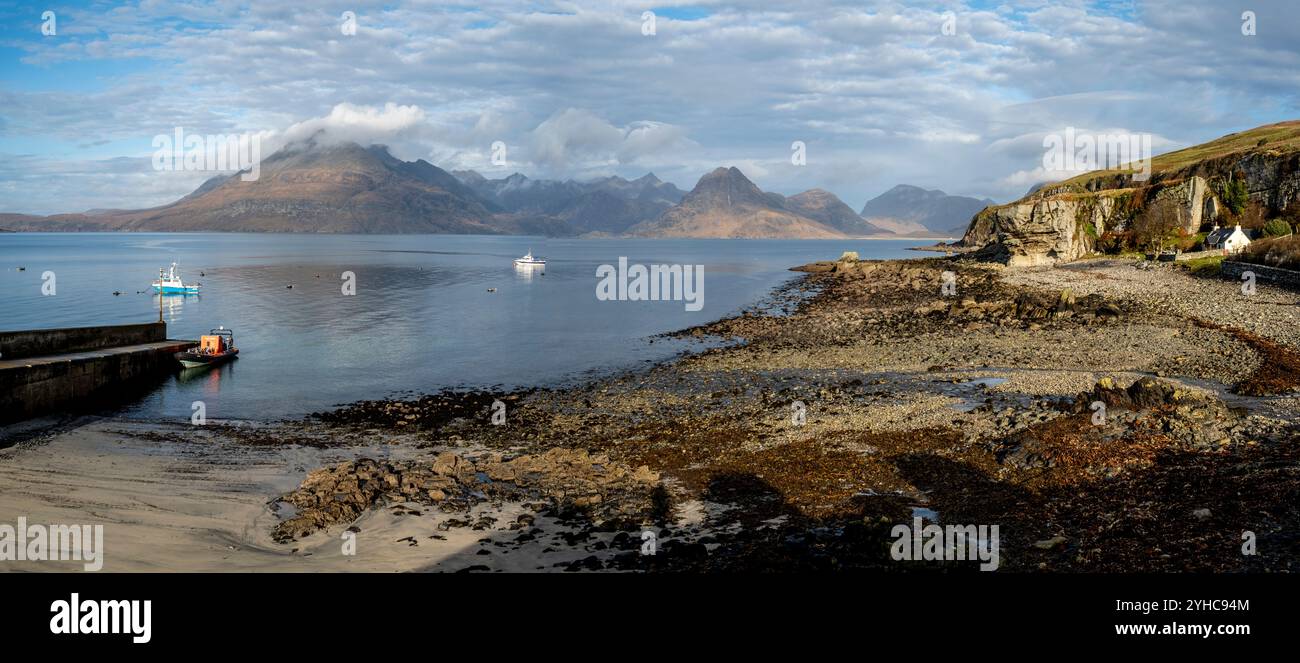 Una vista dei monti Cuillin da Elgol, Isola di Skye, Scozia, Regno Unito. Foto Stock