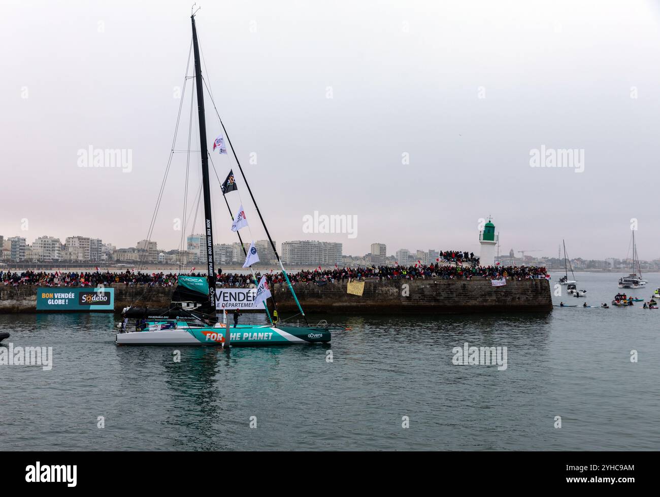 Sam Goodchild barca (vulnerabile) nel canale per l'inizio del Vendee Globe 2024 il 10 novembre 2024. A Les Sables d'Olonne, Francia. Foto Stock