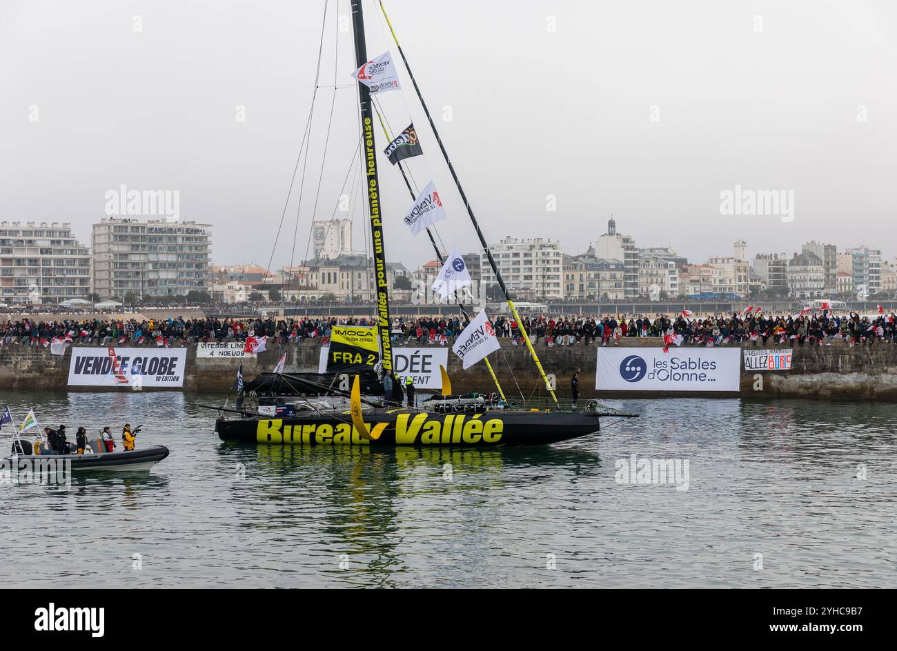 Louis Burton (Bureau Vallée) nel canale per l'inizio del Vendee Globe 2024 il 10 novembre 2024. A Les Sables d'Olonne, Foto Stock