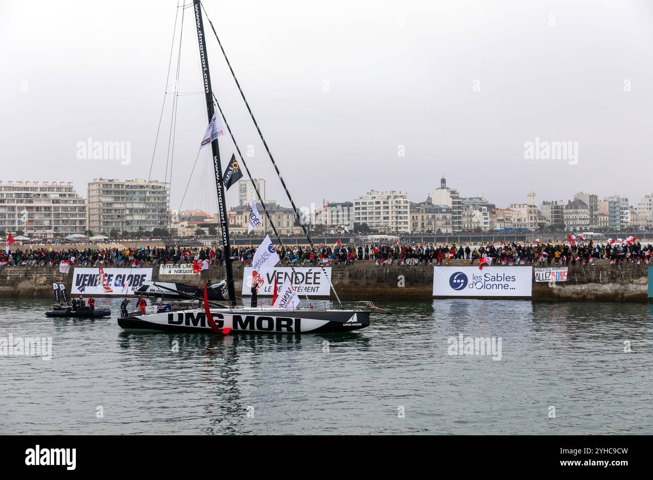 Kojiro Shiraishi boat (Bureau Vallée) nel canale per l'inizio del Vendee Globe 2024 il 10 novembre 2024. A Les Sables d'Olonne, Francia. Foto Stock