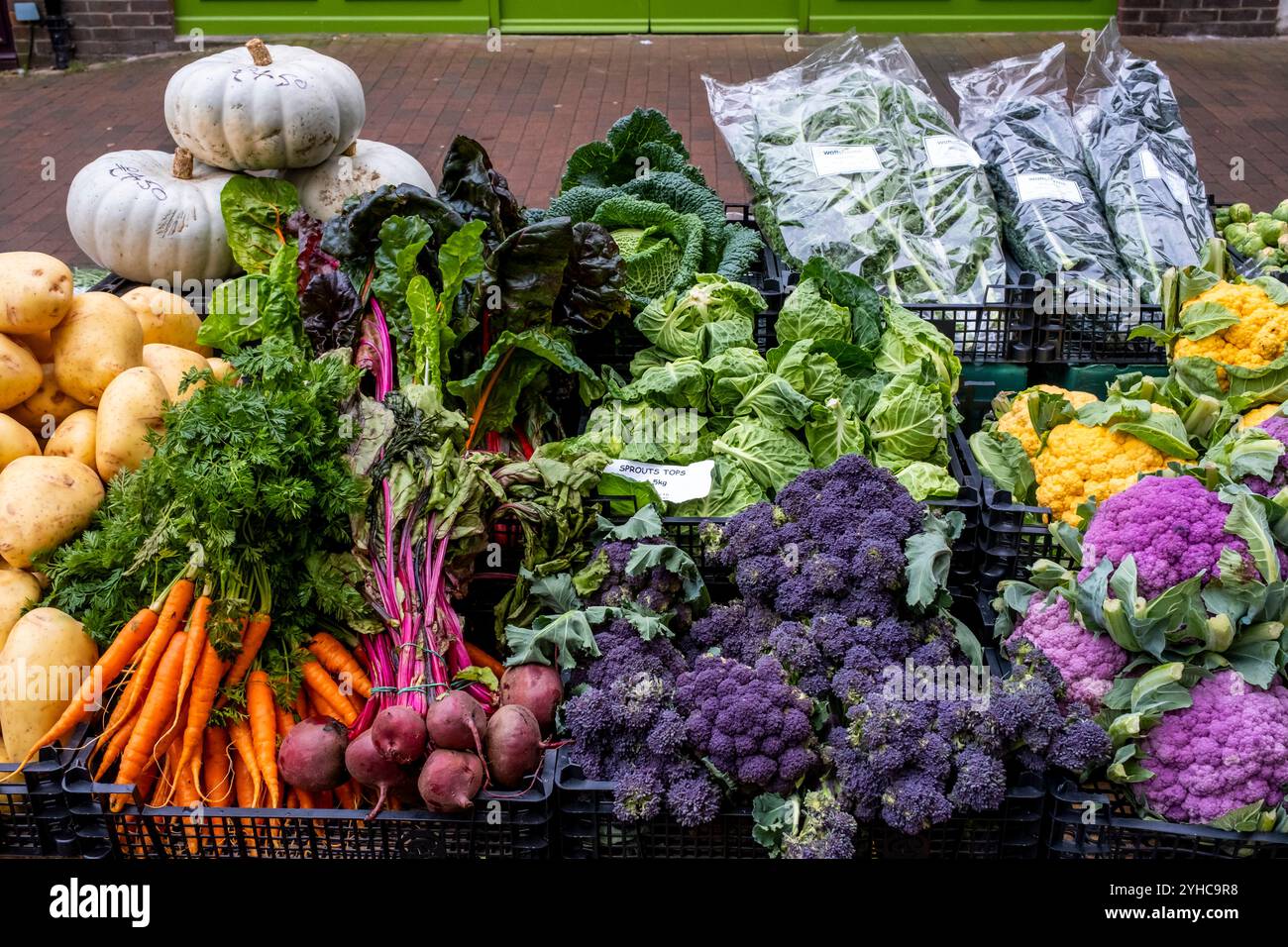 Colorate verdure invernali su Un mercato Stall, Lewes, East Sussex, Regno Unito. Foto Stock