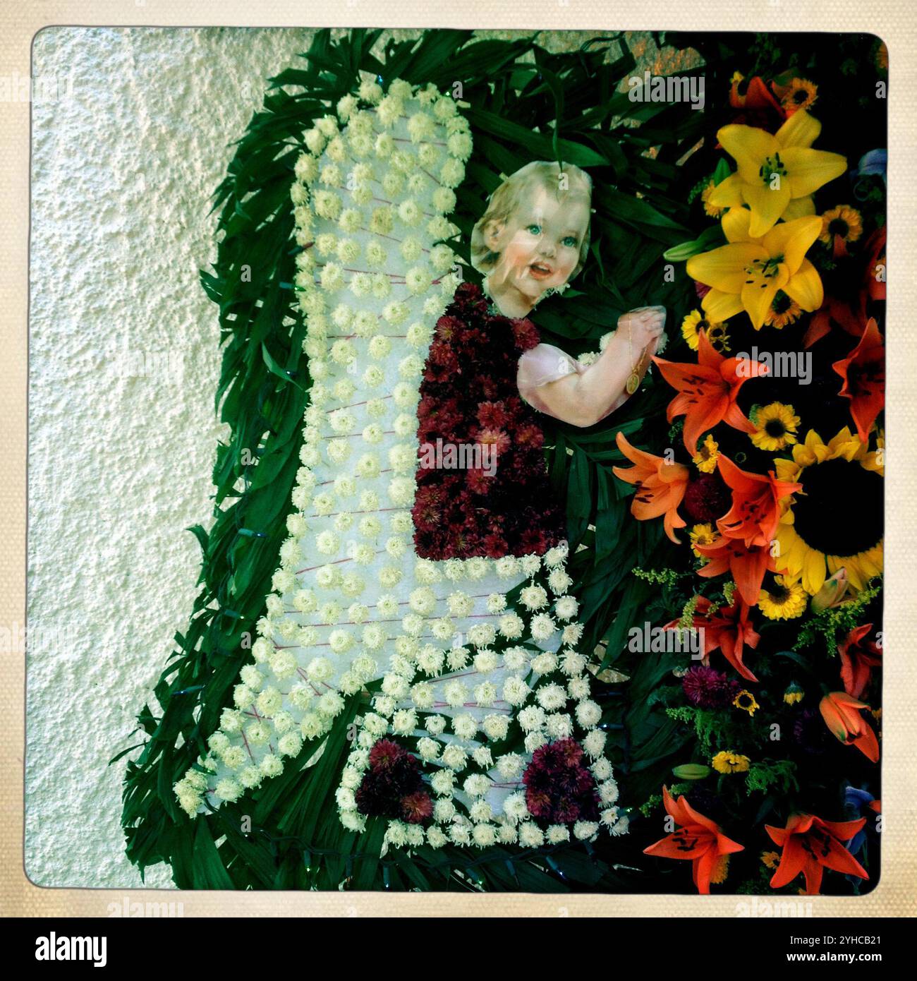 Un angelo fatto di fiori decora un altare nel quartiere di Roma Norte, città del Messico, Messico, 12 dicembre 2012. NOTA: Questa immagine fa parte del myPhone Collecti di Aurora Foto Stock
