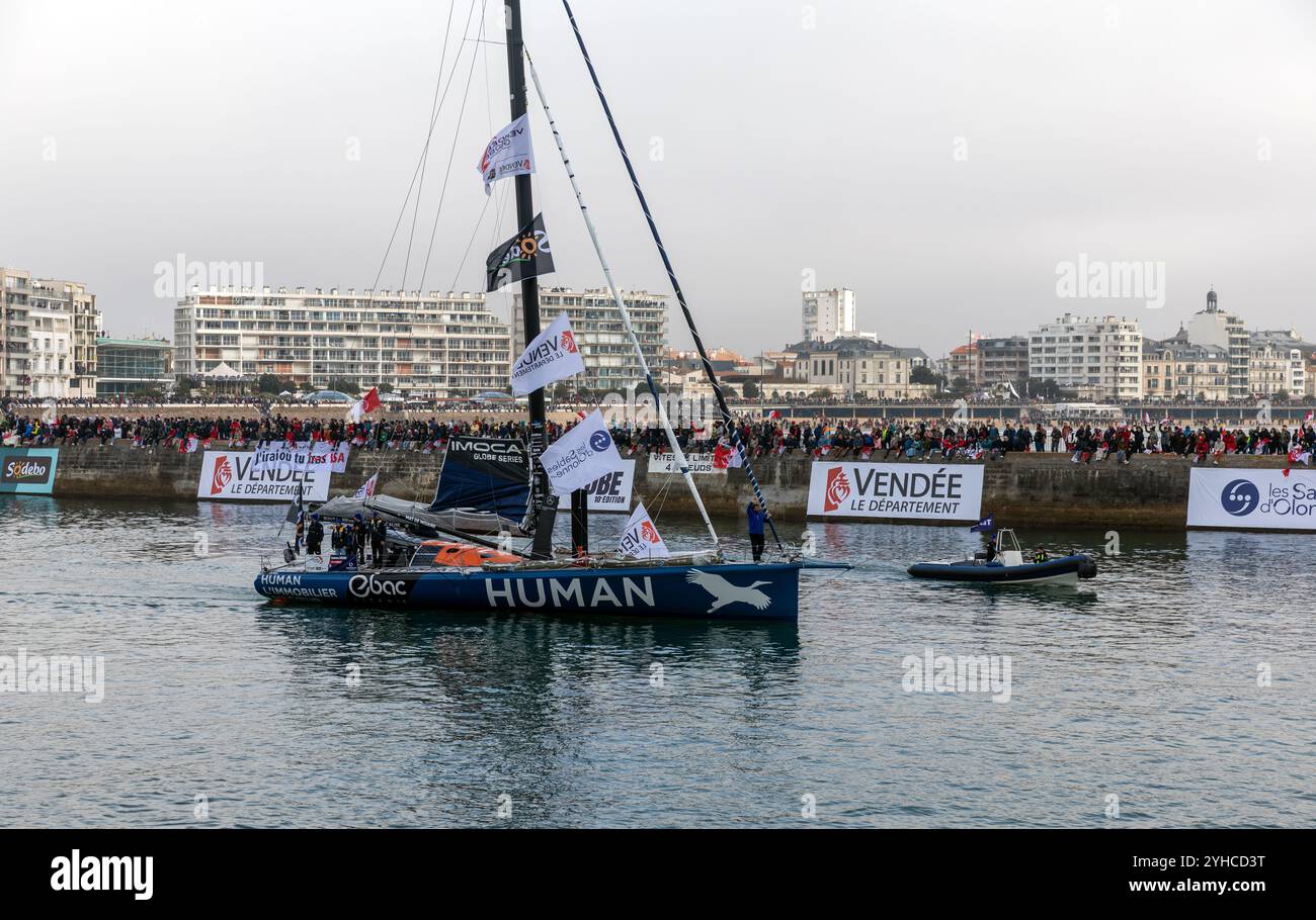 Antoine Cornic barca (Human Immobilier) nel canale per l'inizio del Vendee Globe 2024 il 10 novembre 2024. A Les Sables d'Olonne, Francia. Foto Stock