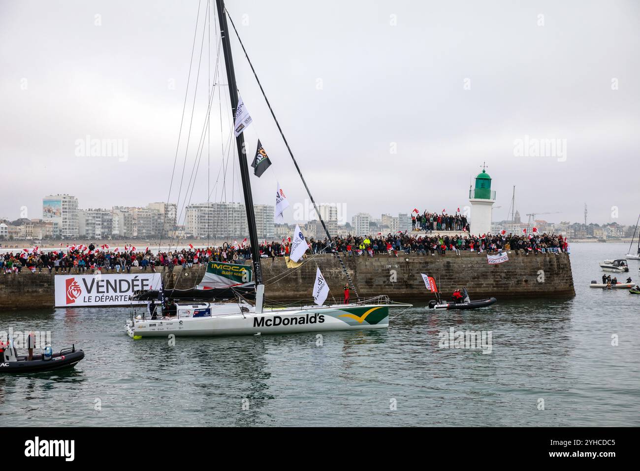 Violette Dorange (Devenir) nel canale per l'inizio del Vendee Globe 2024 il 10 novembre 2024. A Les Sables d'Olonne, Francia. Foto Stock