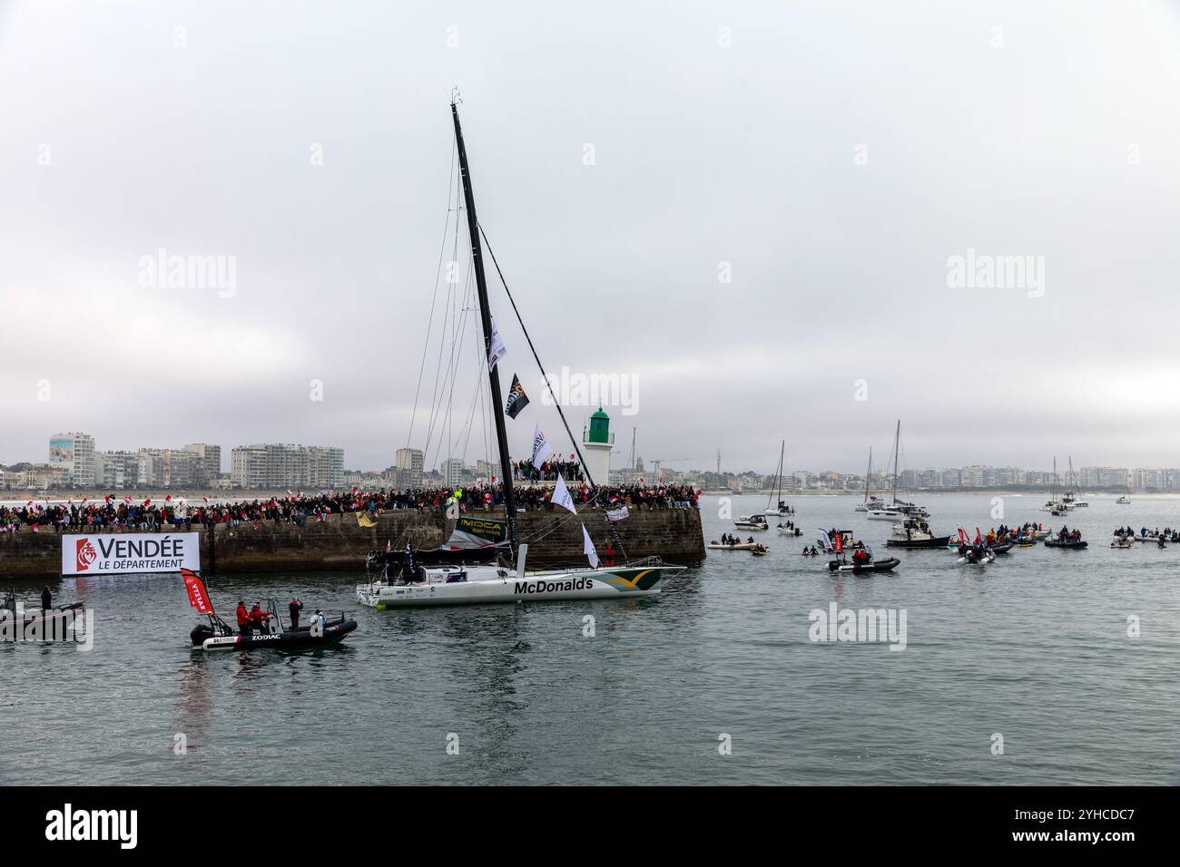Violette Dorange (Devenir) nel canale per l'inizio del Vendee Globe 2024 il 10 novembre 2024. A Les Sables d'Olonne, Francia. Foto Stock