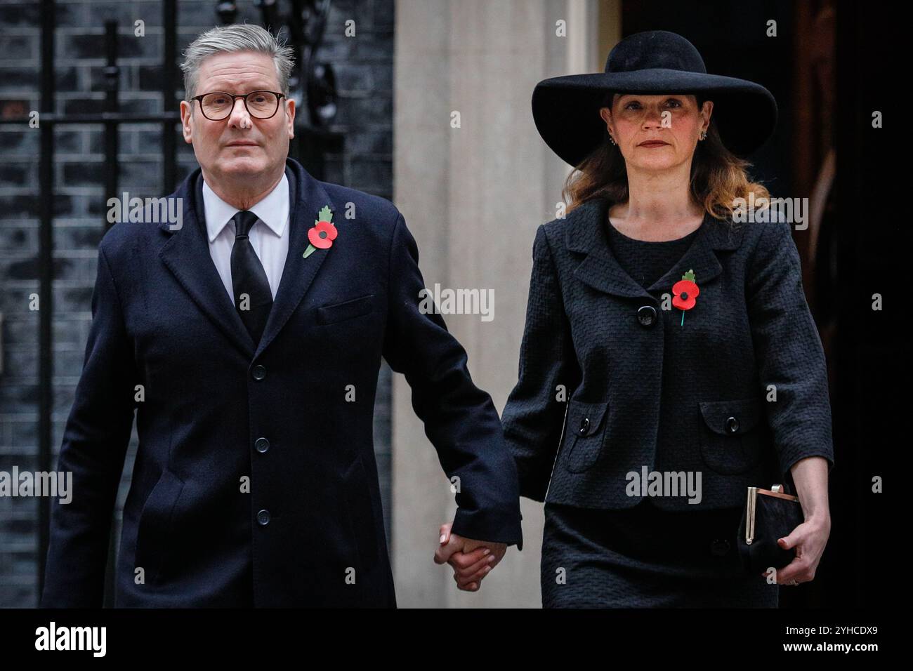 Downing Street, Londra, Regno Unito. 10 novembre 2024. Sir Keir Starmer, primo Ministro del Regno Unito, esce dal numero 10 con sua moglie Victoria. I politici, tra cui gli ex primi ministri, sono visti camminare per Downing Street sulla strada per partecipare alla cerimonia della domenica della memoria a Whitehall a Westminster. Crediti: Imageplotter/Alamy Live News Foto Stock