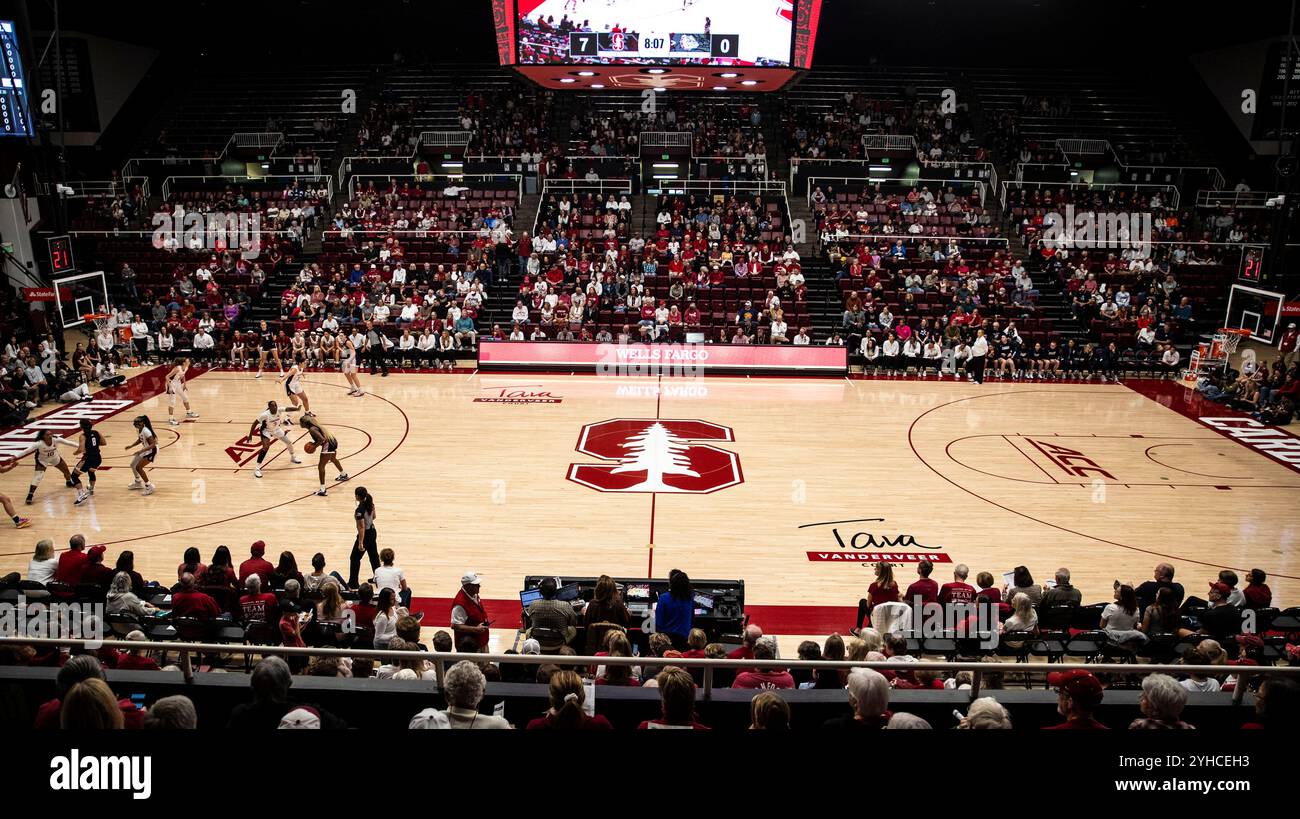 Palo alto CA, Stati Uniti. 10 novembre 2024. A. Stanford rinominato il campo Tara Vanderveer Court fu svelato prima della partita di pallacanestro femminile NCAA/ACC tra Gonzaga Bulldogs e Stanford Cardinal. Stanford ha battuto Gonzaga 89-58 al Maples Pavilion Stanford, CA. Thurman James /CSM (Credit Image: © Thurman James/Cal Sport Media). Crediti: csm/Alamy Live News Foto Stock