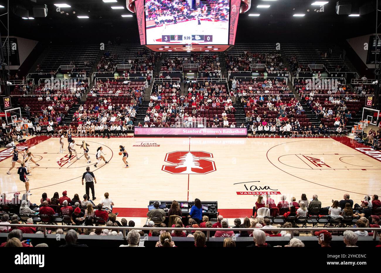 Palo alto CA, Stati Uniti. 10 novembre 2024. A. Stanford rinominato il campo Tara Vanderveer Court fu svelato prima della partita di pallacanestro femminile NCAA/ACC tra Gonzaga Bulldogs e Stanford Cardinal. Stanford ha battuto Gonzaga 89-58 al Maples Pavilion Stanford, CA. Thurman James /CSM/Alamy Live News Foto Stock