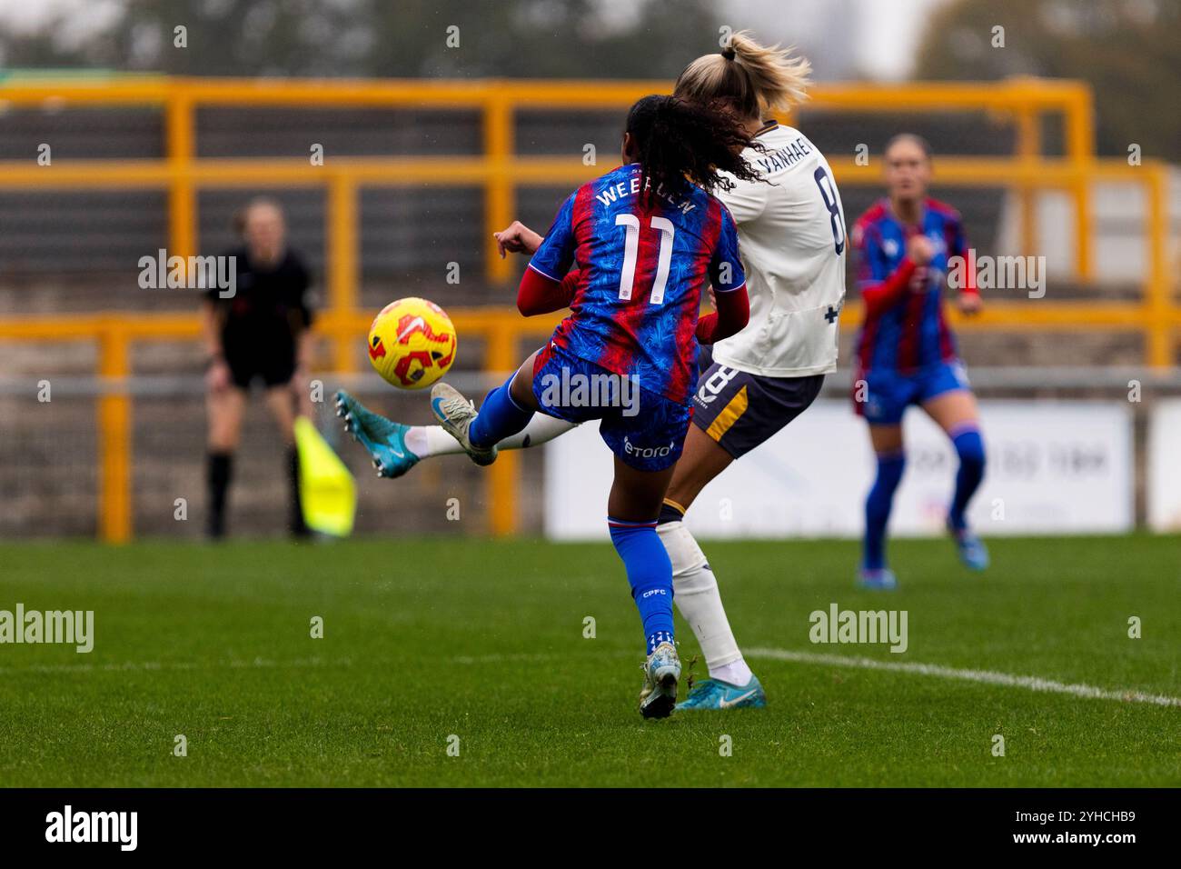 La centrocampista dell'Everton Justine Vanhaevermaet e Ashleigh Weerden del Crystal Palace durante il Barclays Women's Super League match tra Crystal Palace Foto Stock