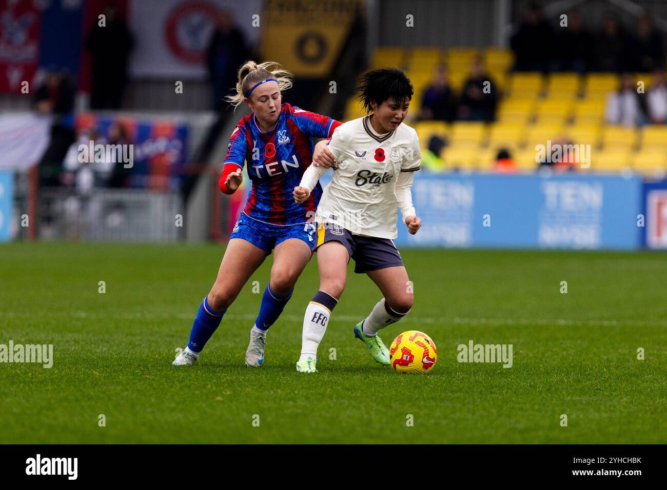 Lexi Potter del Crystal Palace e Honoka Hayashi centrocampista dell'Everton durante la partita di Barclays Women's Super League tra Crystal Palace e Everton AT Foto Stock