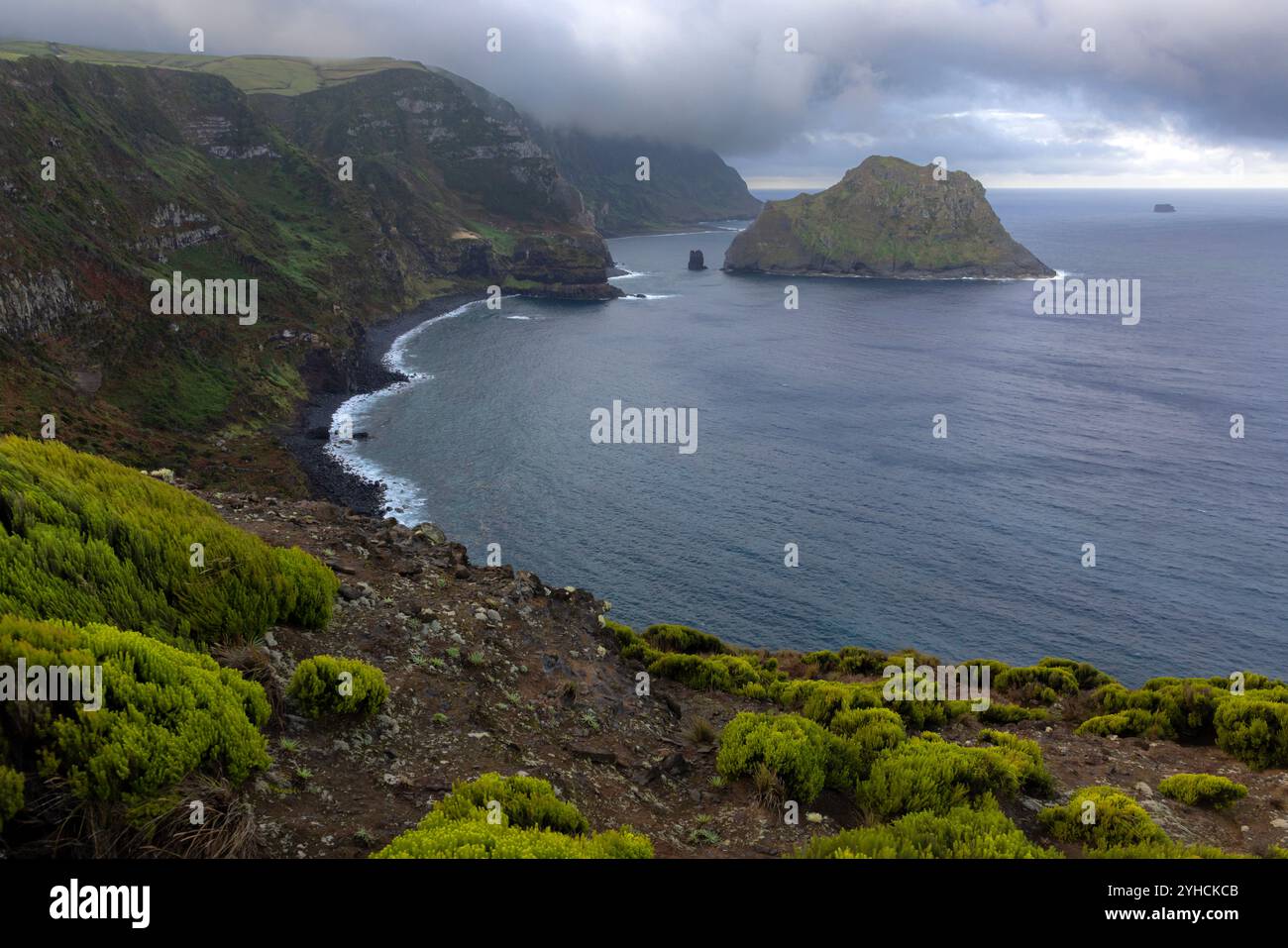 Il Miradouro da Baía de Além offre una splendida vista sulla baia e sull'isola Maria Vaz. Foto Stock