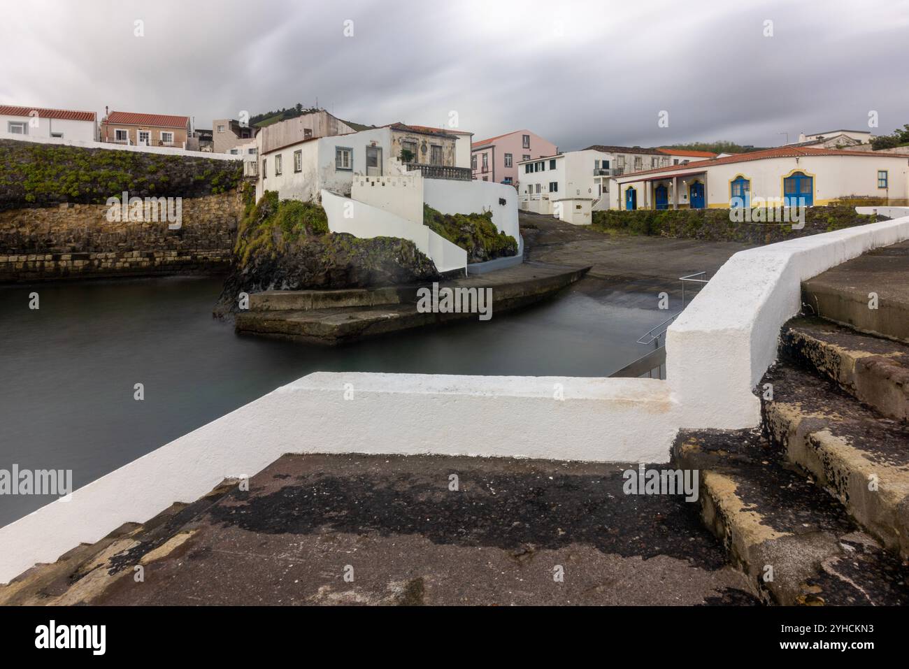 Porto Velho è un vecchio porto di pescatori a Santa Cruz das Flores, nelle Azzorre, trasformato in zona balneare e utilizzato dai pescatori locali. Foto Stock