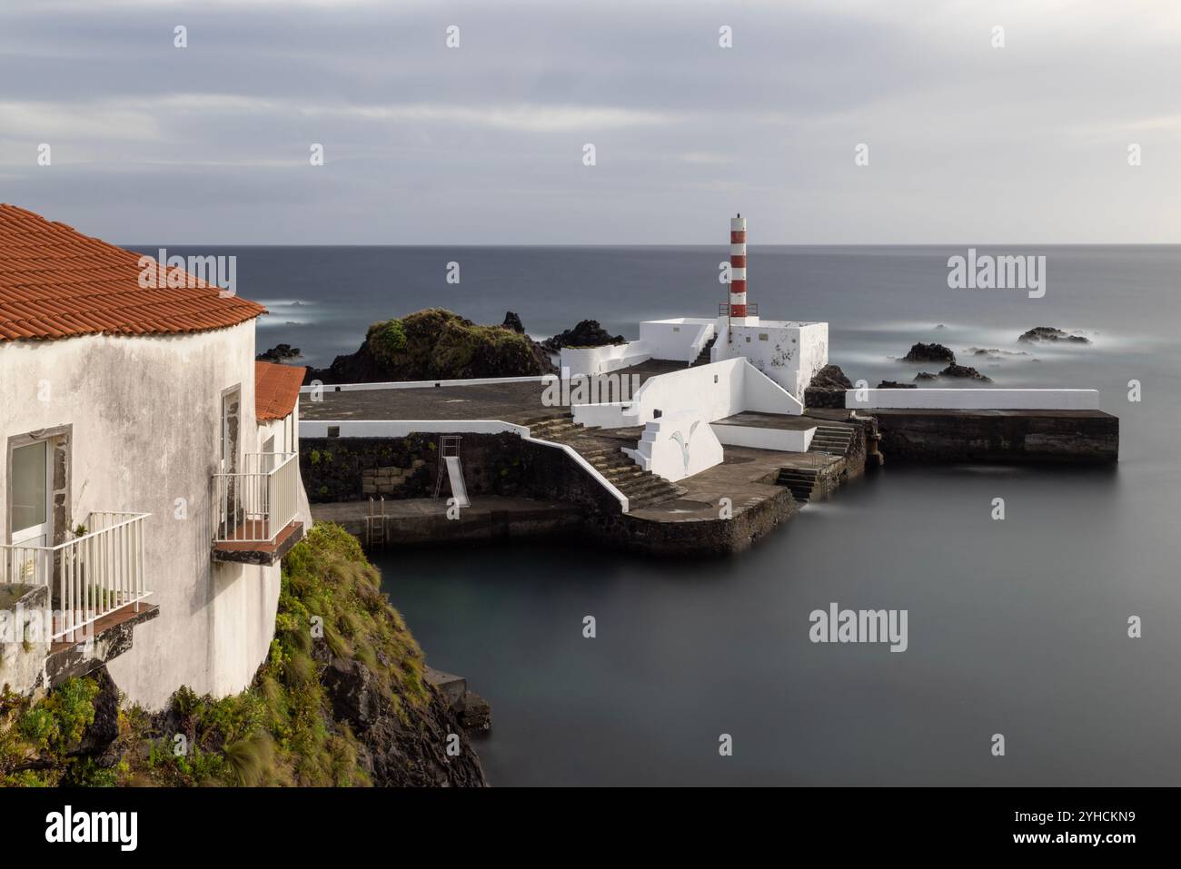 Porto Velho è un vecchio porto di pescatori a Santa Cruz das Flores, nelle Azzorre, trasformato in zona balneare e utilizzato dai pescatori locali. Foto Stock