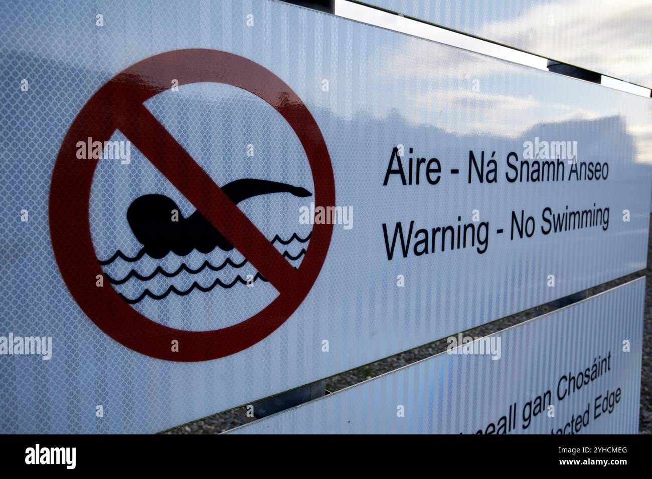 nessun cartello segnaletico per nuotare nel porto di greencastle, contea di donegal, repubblica d'irlanda Foto Stock