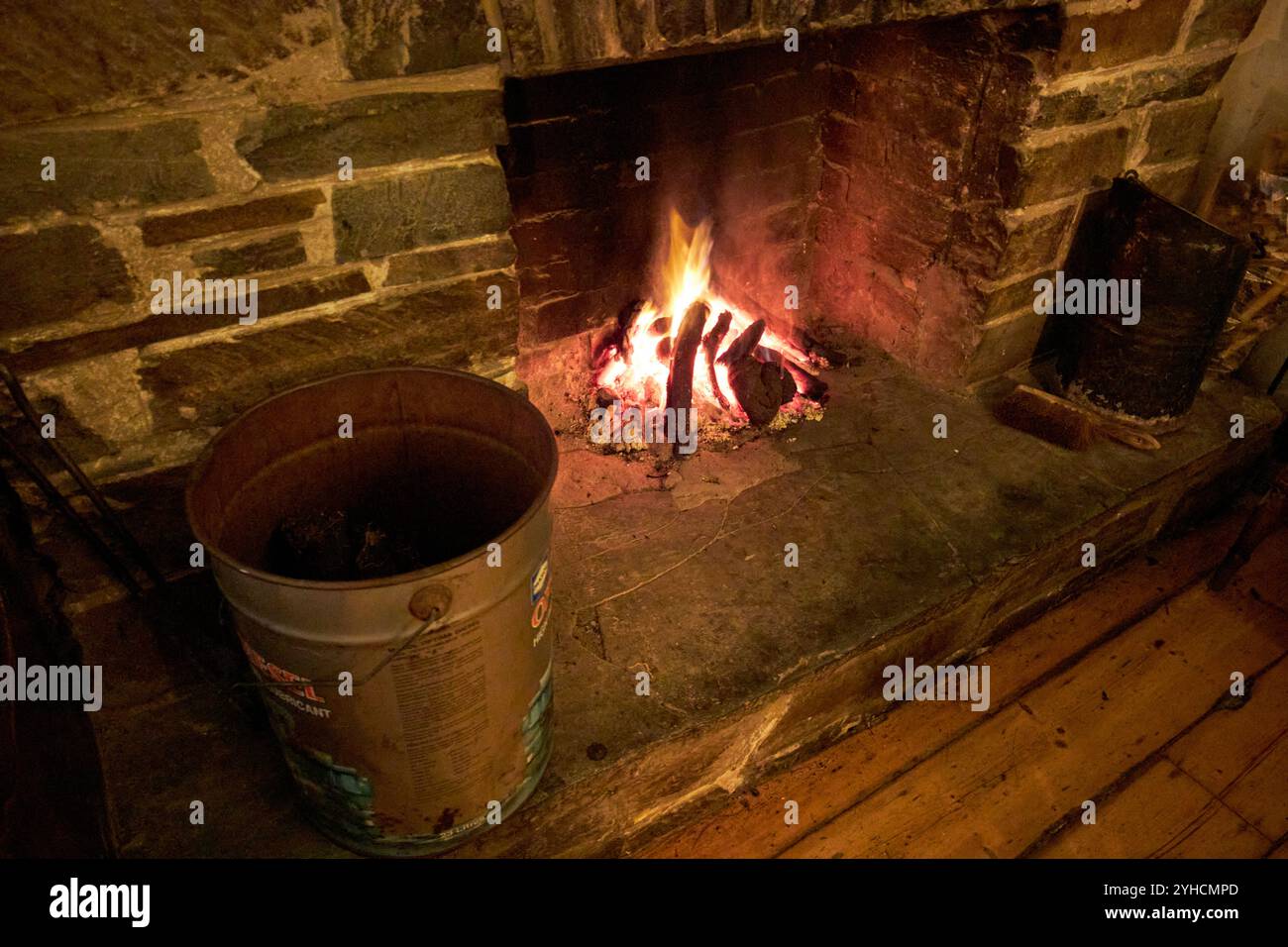 fuoco di tappeti erbosi in un pub a inishowen, contea di donegal, repubblica d'irlanda Foto Stock