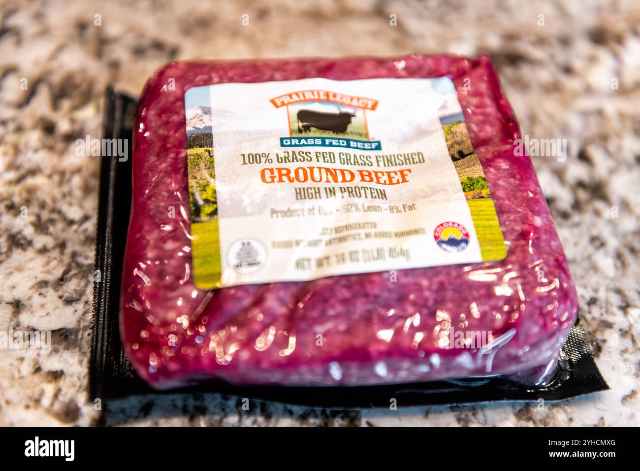 Avon, USA - 13 gennaio 2022: Marchio di manzo alimentato a erba segno di carne macinata di manzo crudo rosso confezionato dal marchio Prairie Legacy ad alto contenuto proteico Foto Stock