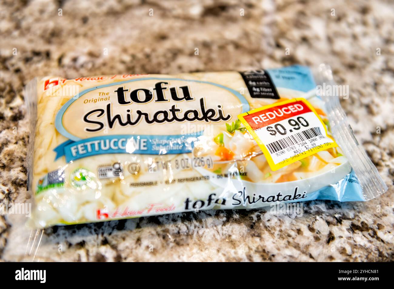 Avon, Stati Uniti - 10 gennaio 2022: Negozio di alimentari confezionati con chiusura ravvicinata di marca di tagliatelle shirataki tofu non cotte confezionate in vendita a prezzo ridotto Foto Stock
