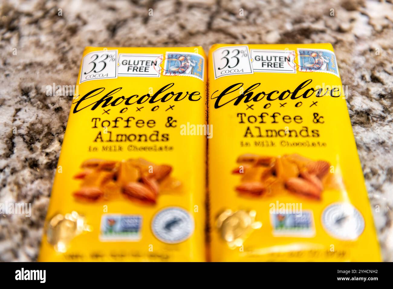 Avon, Stati Uniti d'America - 11 gennaio 2022: Primo piano della macroraffa di cioccolato confezionata con etichetta del famoso marchio Chocolove con sapore di toffee e mandorle Foto Stock