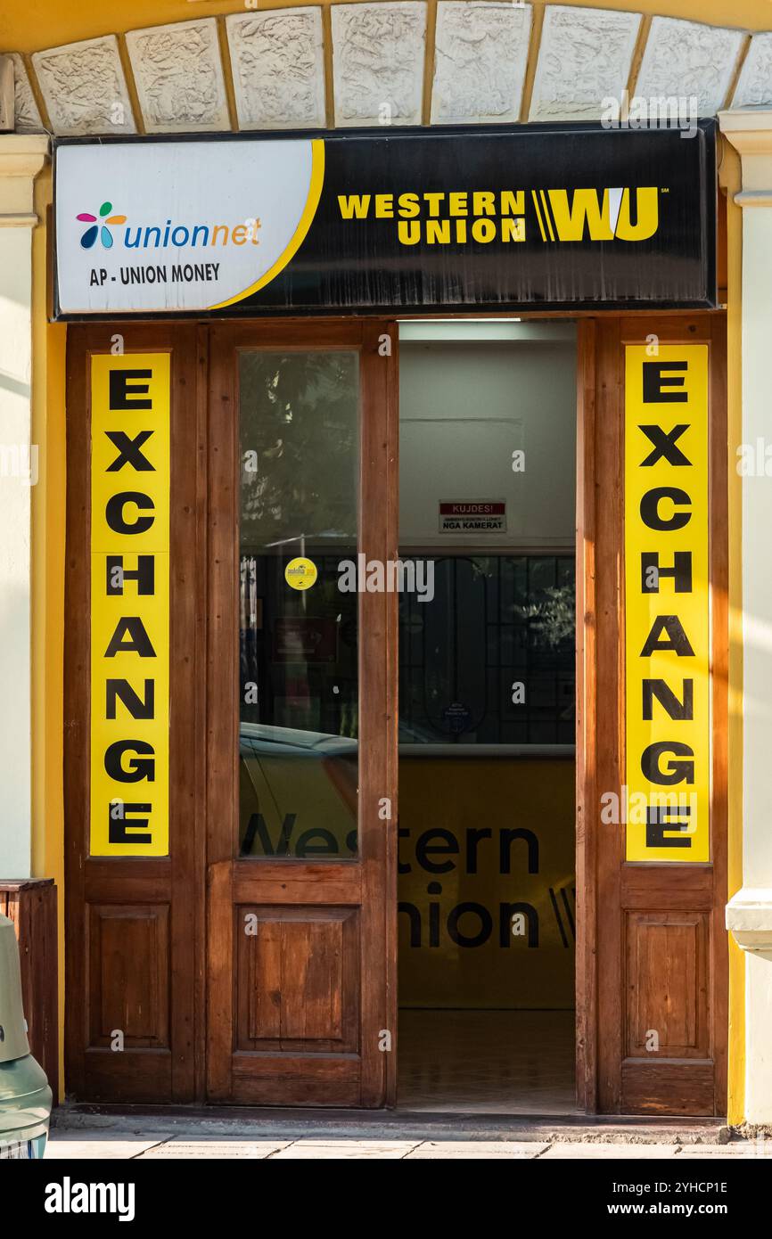 Una filiale dei servizi finanziari di western union a Vlore Albania. L'ingresso dell'ufficio WESTERN Union sulla strada della città. Exchange, Western Union e Xpress Mo Foto Stock
