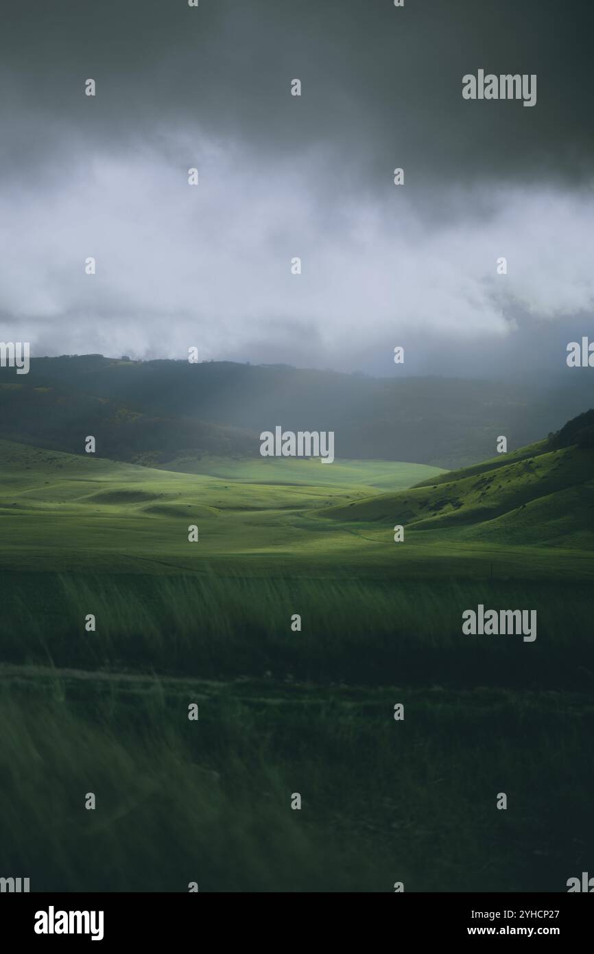 Immagini cinematografiche delle montagne italiane con un'illuminazione stupenda Foto Stock