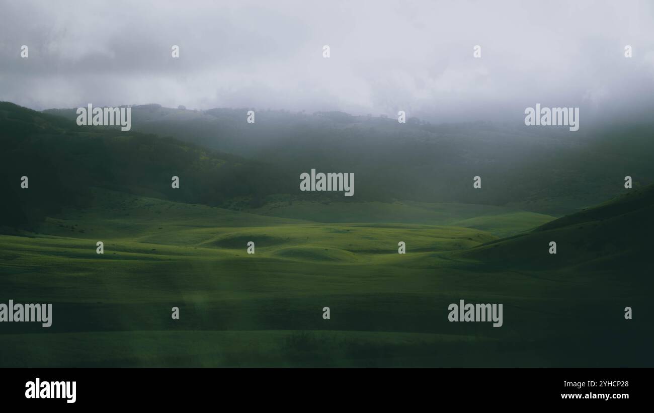 Immagini cinematografiche delle montagne italiane con un'illuminazione stupenda Foto Stock