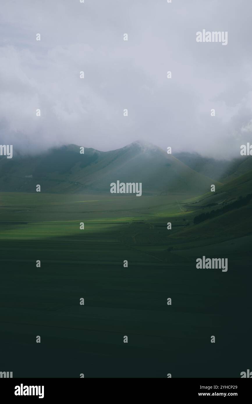 Immagini cinematografiche delle montagne italiane con un'illuminazione stupenda Foto Stock