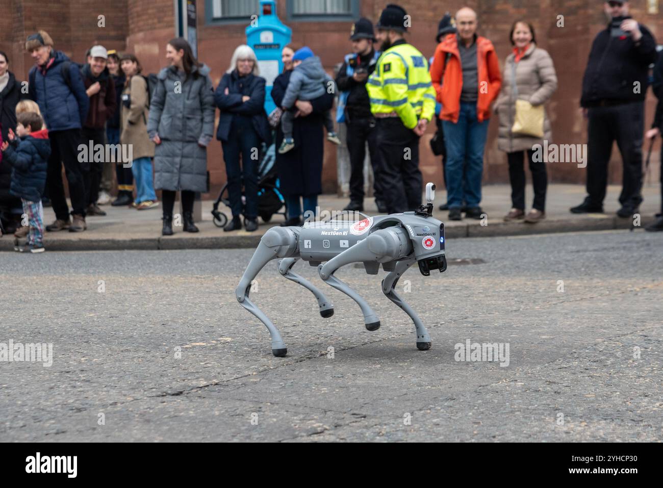 Prossima generazione Ri Unitree Go2 Air robot Dog alla sfilata del Lord Mayor's Show 2024 nella City di Londra, Regno Unito. Display Zhejiang UK Association (ZJUKA) Foto Stock