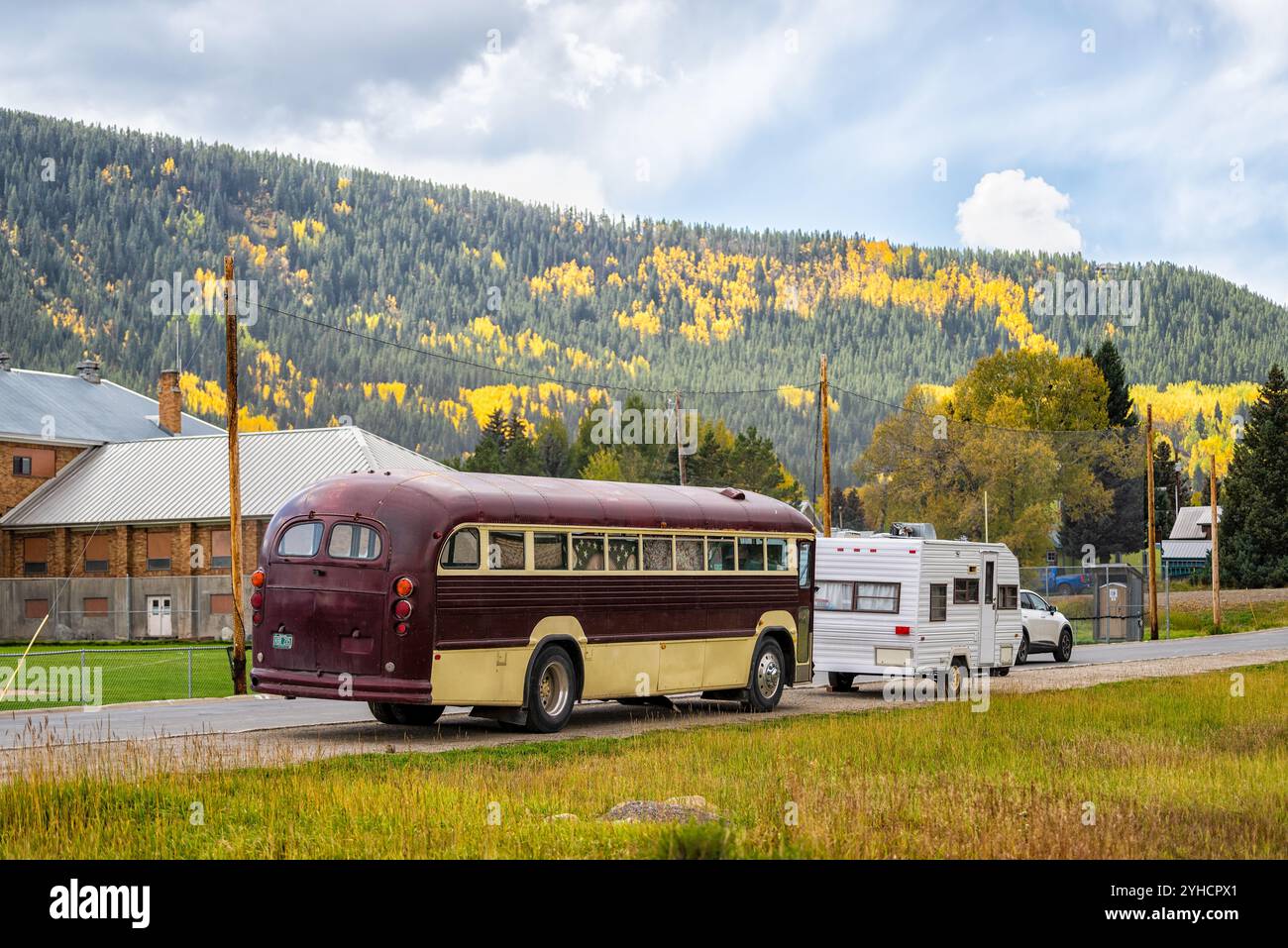 Mount Crested Butte, Stati Uniti - 29 settembre 2022: Il villaggio del Colorado ospita il centro in autunno con fogliame e rimorchio per autobus hippie, camper per per veicoli ricreativi Foto Stock