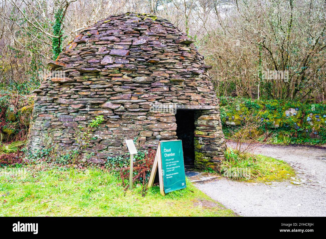 "Cloud Chamber", dell'artista Chris Dury, si basa sulla camera oscura. Mostra Wild Cornwall, giardini all'aperto, Eden Project, Cornovaglia, Regno Unito Foto Stock
