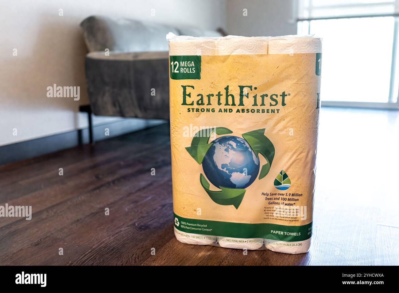 Avon, Stati Uniti - 8 luglio 2022: EarthPrimi asciugamani di carta con cartello di carta riciclata con etichetta per risparmiare sull'acqua, messaggio ambientale Foto Stock