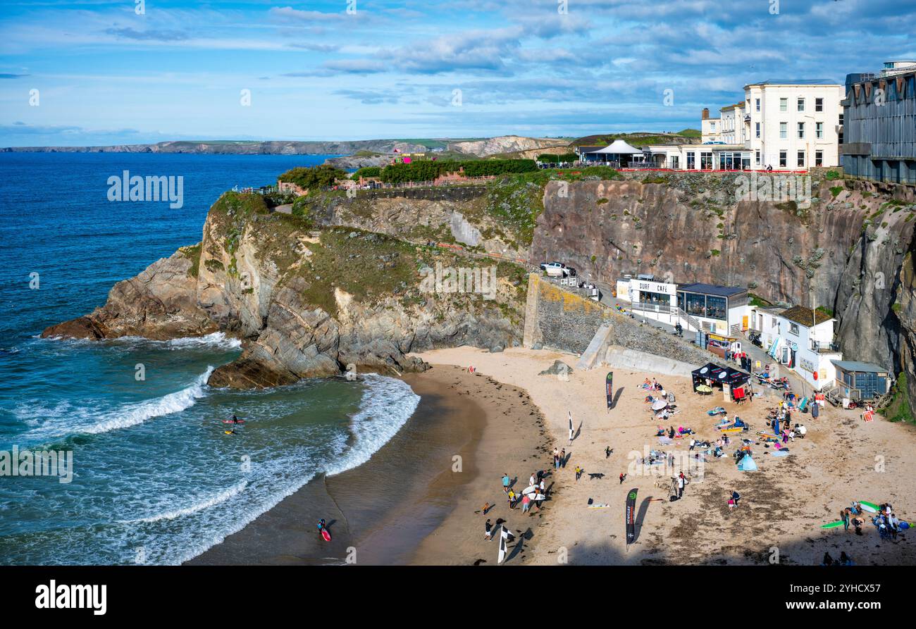 Great Western Beach e, sulla scogliera, Great Western Hotel a Newquay, Cornovaglia, Inghilterra, Regno Unito. Foto Stock