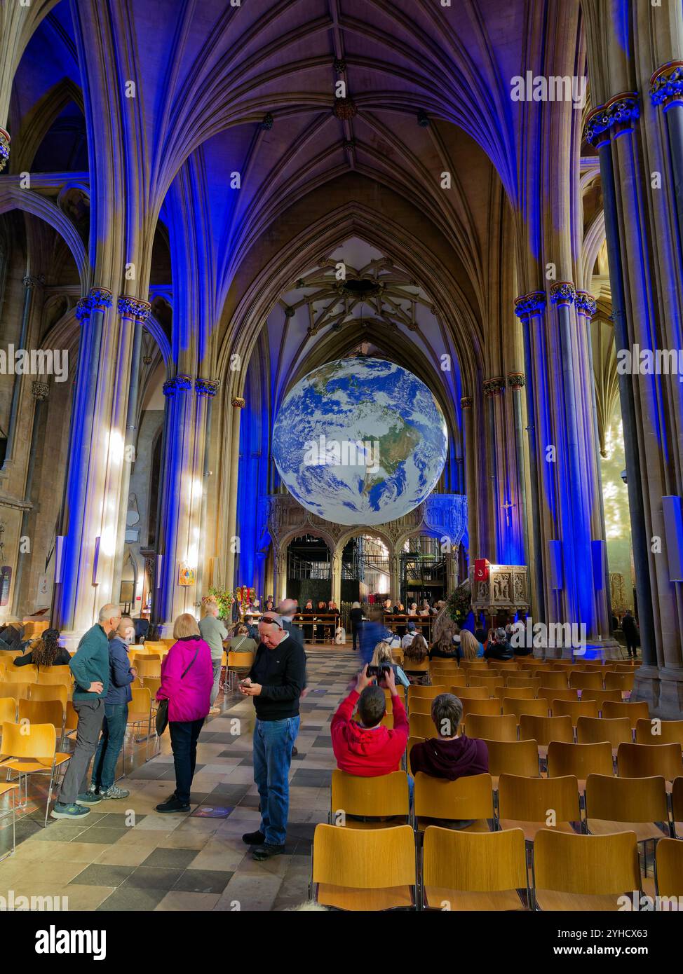 Luke Jerram Gia, in mostra nella Cattedrale di Bristol, in particolare COP 29, Bristol, Inghilterra, Regno Unito, GB. Foto Stock