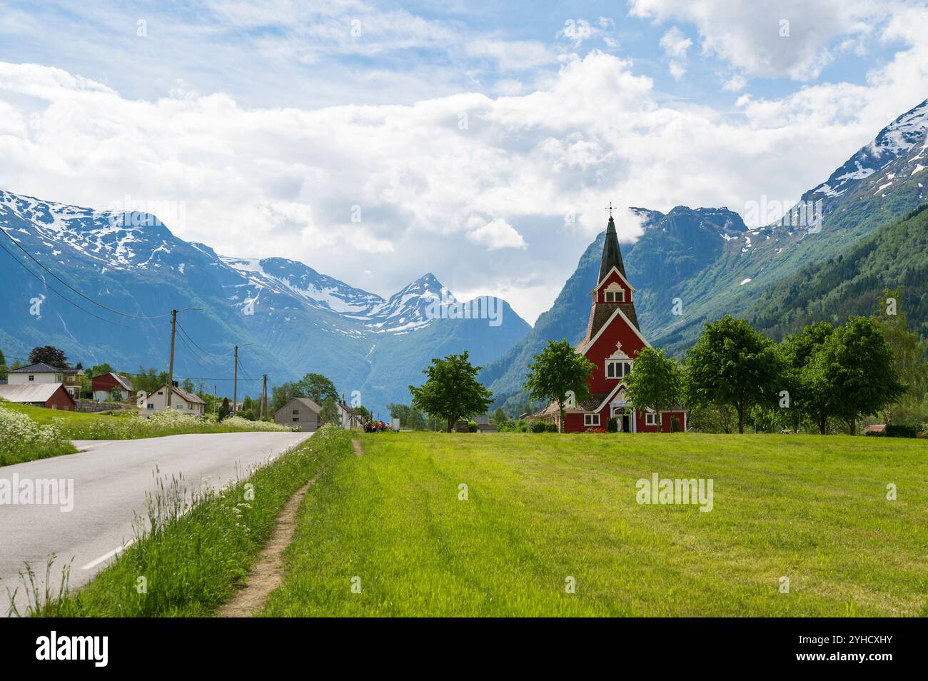 La chiesa rossa di Olden, un villaggio nel comune di Stryn, provincia di Vestland. Norvegia Foto Stock
