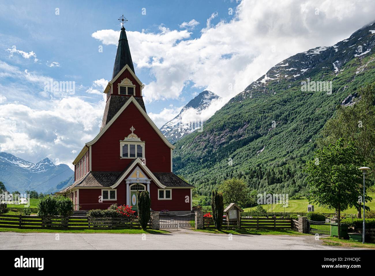La chiesa rossa di Olden, un villaggio nel comune di Stryn, provincia di Vestland. Norvegia Foto Stock