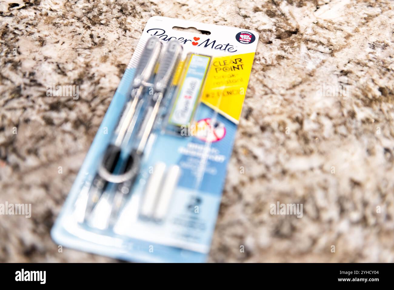 Avon, Stati Uniti d'America - 5 gennaio 2022: Primo piano del marchio di matite di carta confezionate meccaniche per la scuola Foto Stock