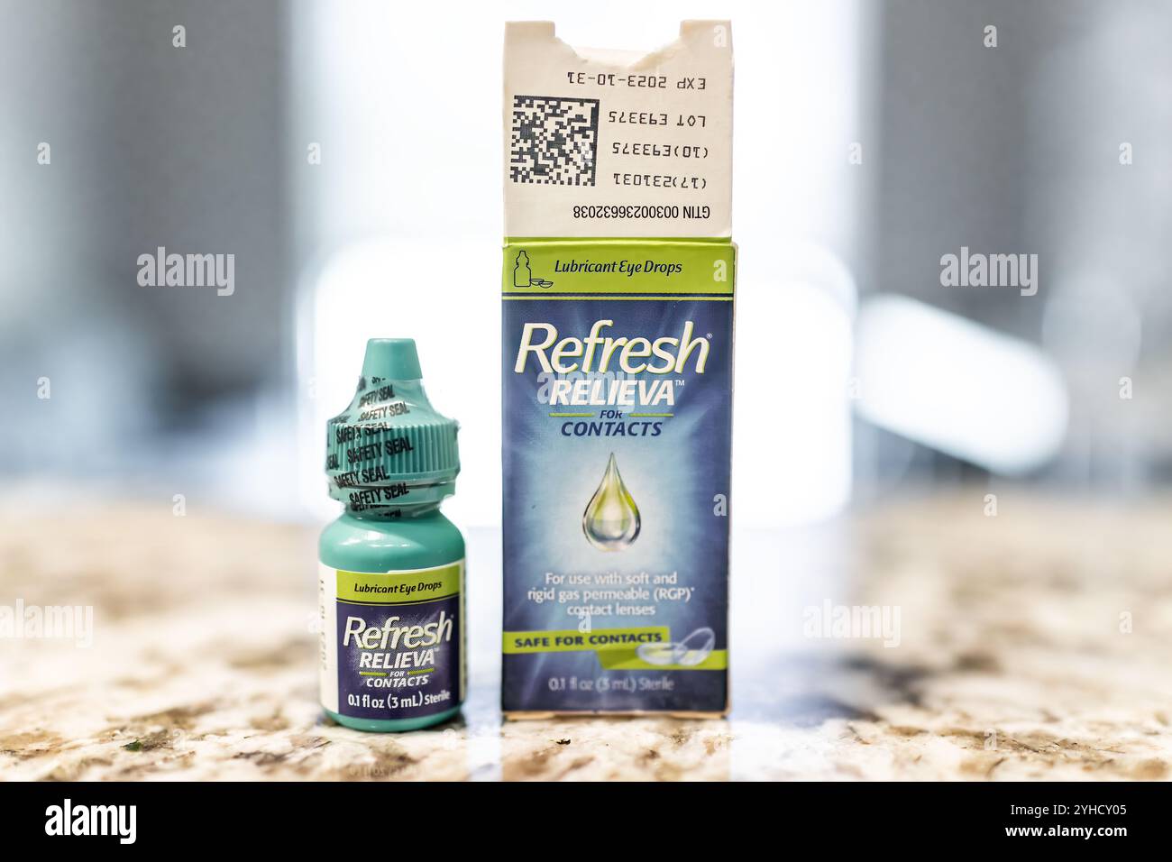 Avon, Stati Uniti - 8 luglio 2022: Etichetta con cartello per il flacone di liquido per lenti a contatto con occhielli lubrificanti Foto Stock