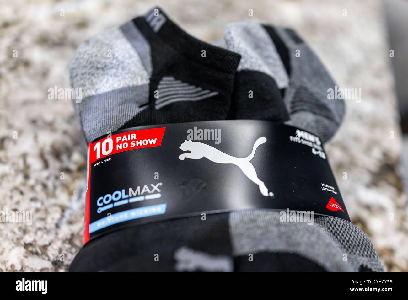 Avon, USA - 19 agosto 2022: Primo piano del marchio Puma prodotto di calze da trekking ad alte prestazioni con confezione da coppia Foto Stock