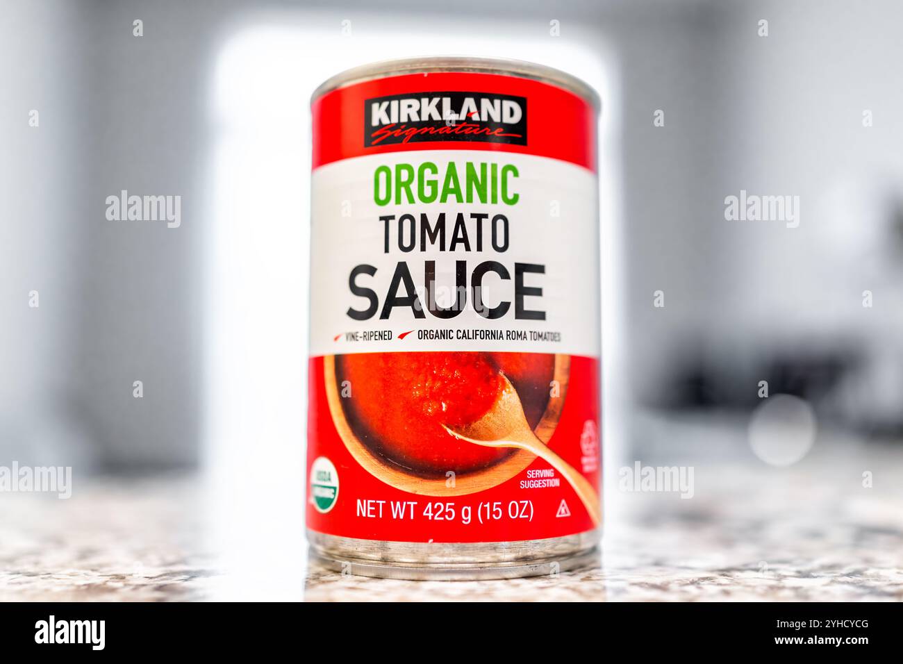 Avon, USA - 13 agosto 2022: La salsa di pomodoro biologica può macro primo piano di grandi vasi in scatola sfusi con etichetta per il marchio Costco Kirkland Foto Stock
