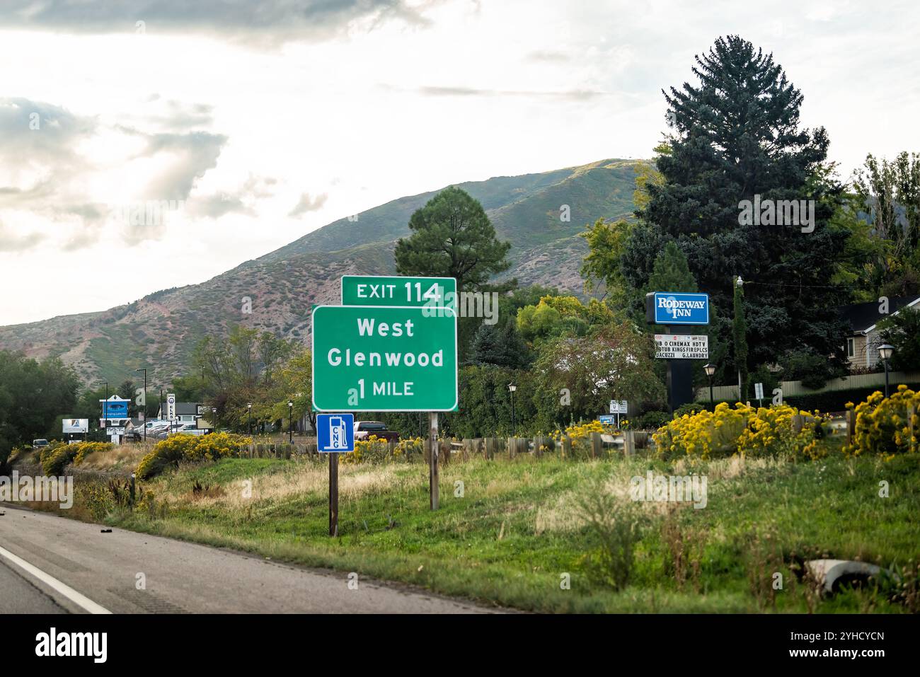 Glenwood Springs, Stati Uniti - 29 settembre 2022: Hotel, area ristoro, uscita sulla Colorado Highway Road in estate Foto Stock