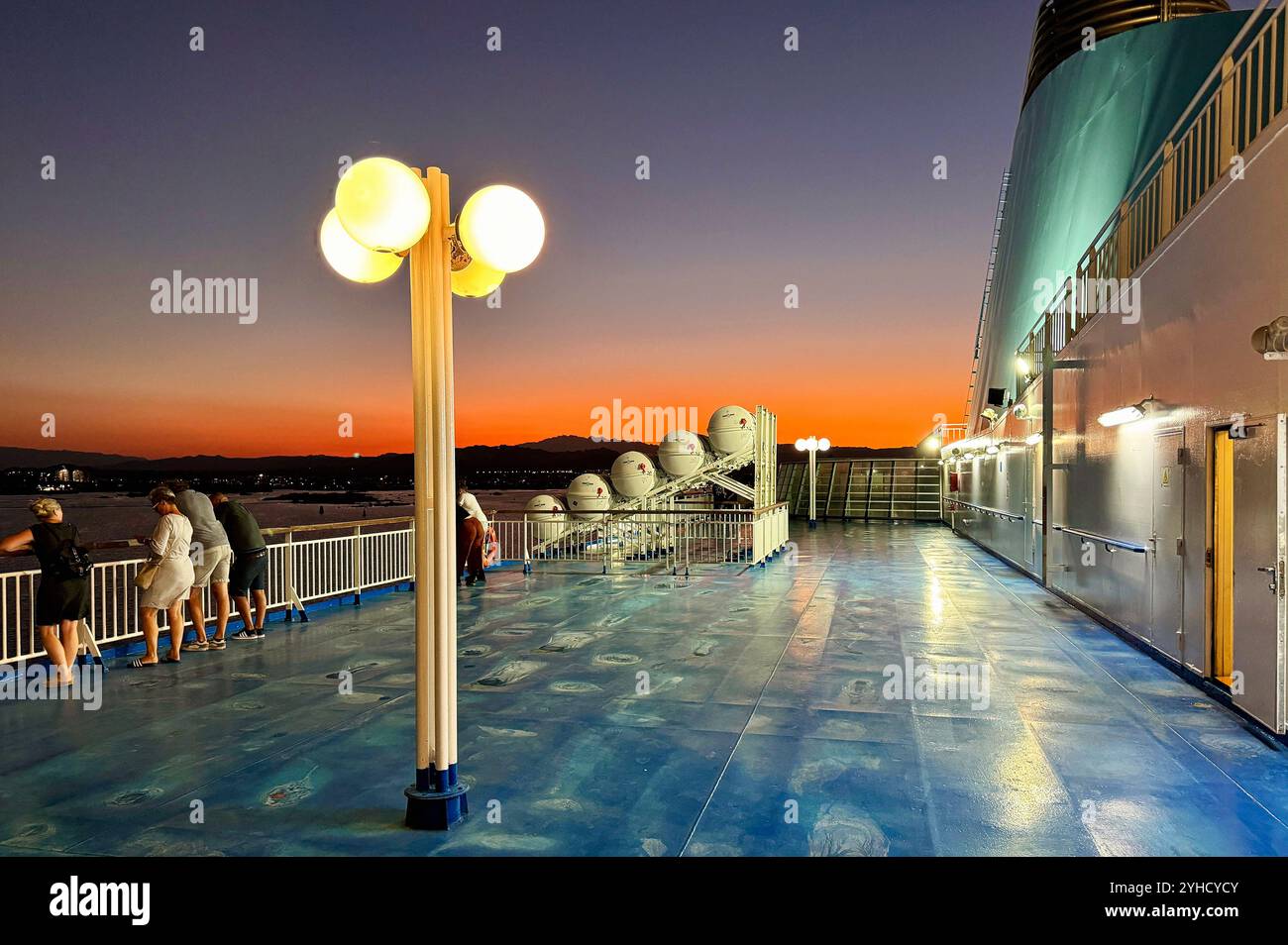Tramonto sul ponte di un traghetto nel porto di Olbia, Sardegna, Italia Foto Stock