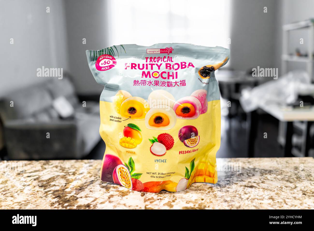 Avon, Stati Uniti d'America - 20 luglio 2022: Primo piano del prodotto di marca Tropical Fields di mochi di pasta di riso con boba fruttato in sacchetto Foto Stock